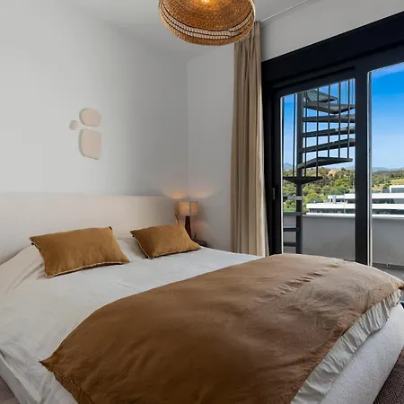 High-end Rooftop Penthouse Near & Apartamento