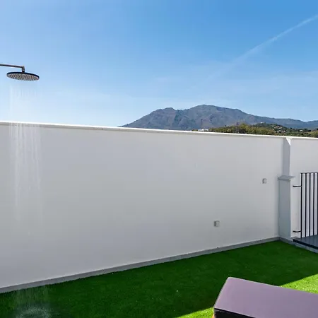 High-end Rooftop Penthouse Near & Lägenhet