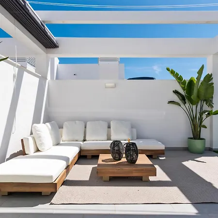 High-end Rooftop Penthouse Near & Lägenhet
